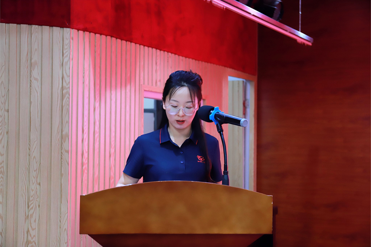 12-市場(chǎng)部田歡歡 代表年度優(yōu)秀通訊員發(fā)言.jpg