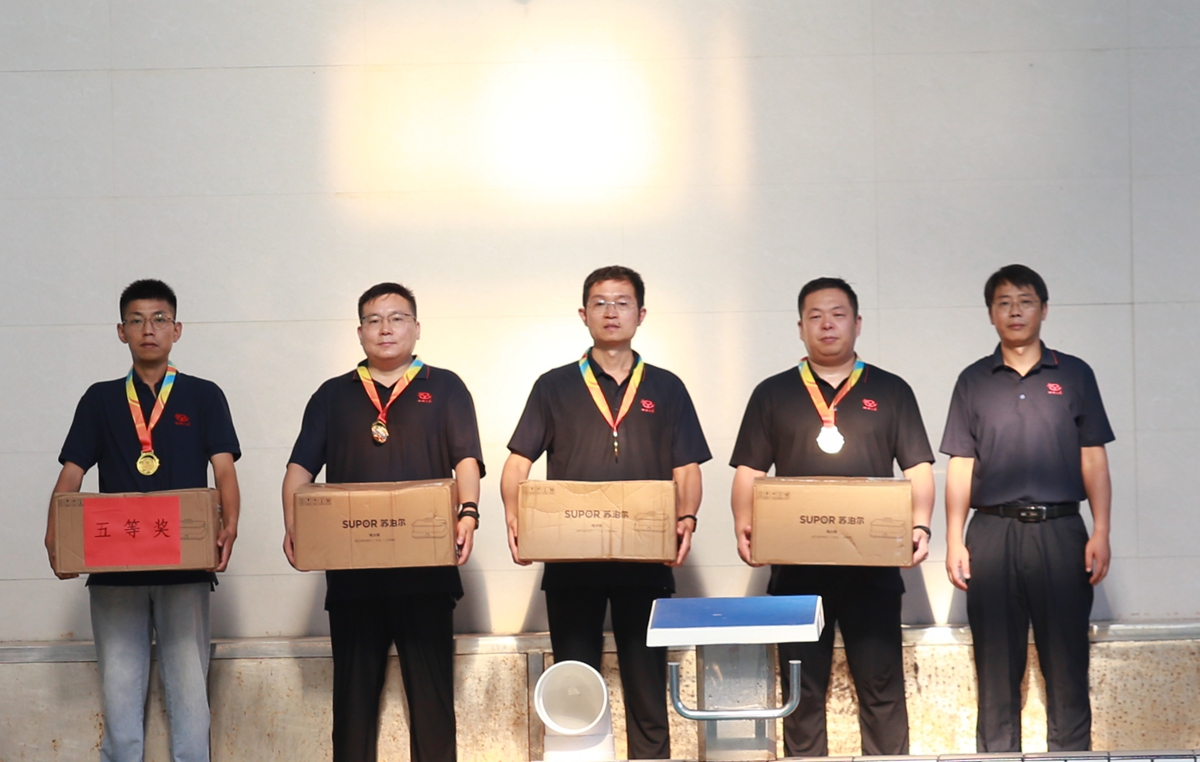 04-公司總工程師楊祥強(qiáng)為榮獲個(gè)人項(xiàng)目第五名的：第一工程公司謝瀟劍、洛陽(yáng)分公司孫攀鋒、項(xiàng)目管理部魏洪峰、駐馬店分公司頓健楠 頒獎(jiǎng)表彰.JPG