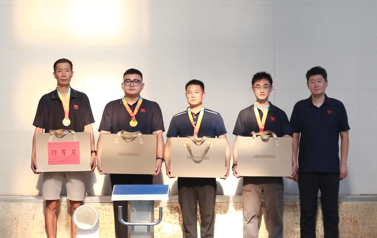 05-公司工會(huì)主席、副總經(jīng)理彥祺為榮獲個(gè)人項(xiàng)目第四名的：中誠(chéng)服務(wù)公司劉海青、信陽(yáng)分公司倪國(guó)寶、焦作分公司何博博、福之匯公司侯松波 頒獎(jiǎng)表彰.JPG