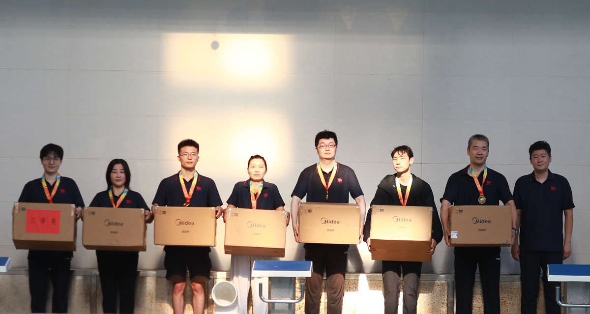 06-公司工會(huì)主席、副總經(jīng)理彥祺為榮獲個(gè)人項(xiàng)目第三名的：投標(biāo)中心王潤(rùn)龍、中誠(chéng)服務(wù)公司邵巍、信息通信設(shè)計(jì)院張宇、焦作分公司劉杰、研發(fā)二中心海天陽(yáng)、正華電訊公司董佳藝、商務(wù)部張瑞通 頒獎(jiǎng)表彰.JPG