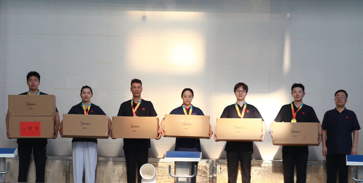 08-公司副總經(jīng)理辛改成為榮獲個(gè)人項(xiàng)目第一名的：第一工程公司孫奧、焦作分公司劉杰、中誠(chéng)服務(wù)公司余林、平頂山分公司朱筱萌、投標(biāo)中心王潤(rùn)龍、福之匯公司李森 頒獎(jiǎng)表彰.JPG